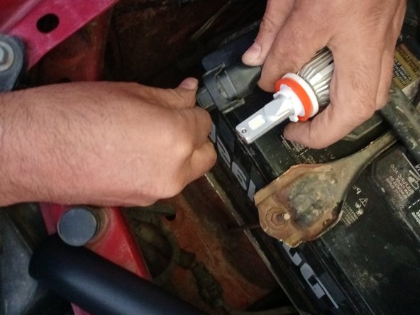 2016-2017 Toyota Tacoma High-Beam Headlight Bulb Replacement: crwdns2935265:05crwdnd2935265:02crwdnd2935265:02crwdne2935265:0