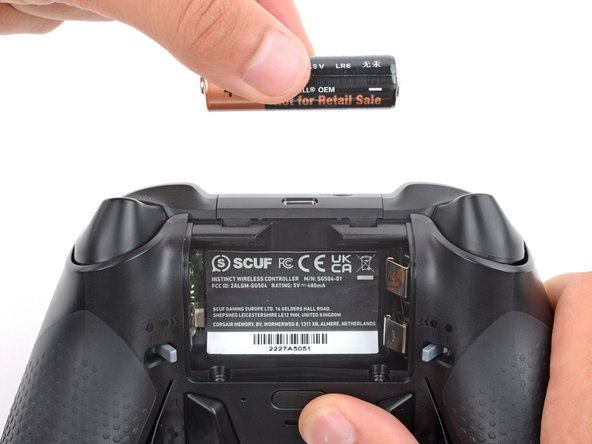 Scuf Instinct Pro Buttons Replacement, Remove the batteries: stap 4, afbeelding 3 van 3