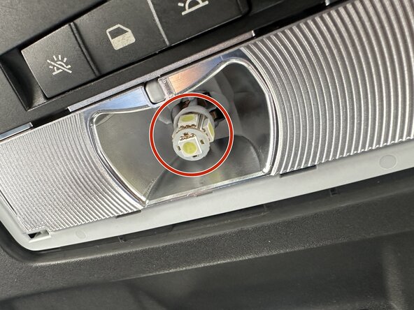 Chevrolet Camaro 2010–2015 Innenraumleuchte ersetzen: Schritt 4, Bild 1 von 3