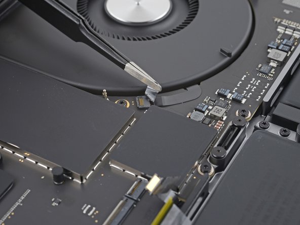 MacBook Pro 16" 2023 Logic Board and Heatsink Removal, Uncover the right fan connector: stap 0, afbeelding 2 van 2