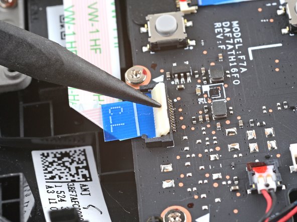 Steam Deck Battery Replacement, Disconnect the button board cable: crwdns2935265:012crwdnd2935265:02crwdnd2935265:03crwdne2935265:0