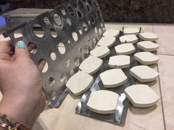 Gas Grill Ceramic Briquettes Replacement, Separate Two Pieces: crwdns2935265:05crwdnd2935265:02crwdnd2935265:03crwdne2935265:0