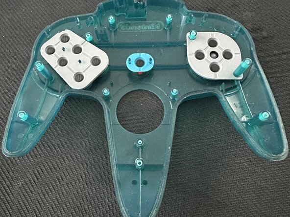 Installation du Mod Kit 8BitDo pour manette N64, Ajouter les boutons et membranes de la coque supérieure: étape 9, image 3 de 3