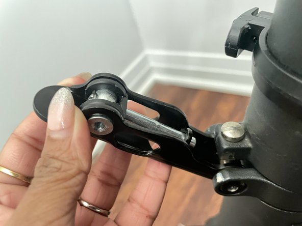 How to Stabilize the Stem of a Longwise ES06 E-Scooter: crwdns2935265:05crwdnd2935265:03crwdnd2935265:03crwdne2935265:0