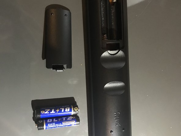 RCA RT2806 Remote Batteries Replacement, Battery removal: crwdns2935265:05crwdnd2935265:02crwdnd2935265:02crwdne2935265:0