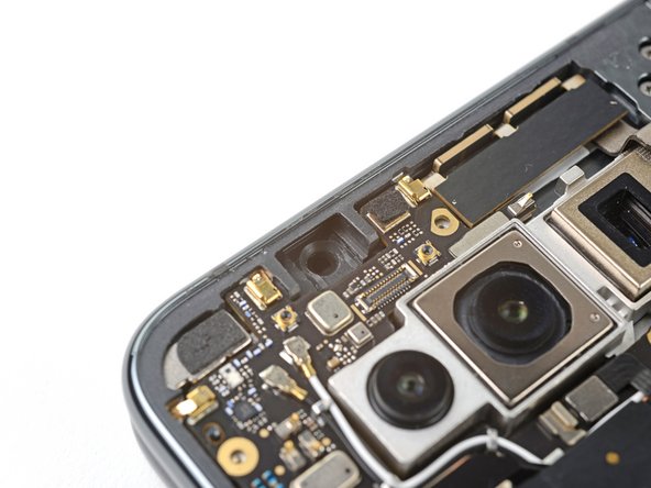 How to Apply New Base Front Camera Adhesive in Your Google Pixel Fold, Secure the camera: étape 3, image 2 de 3