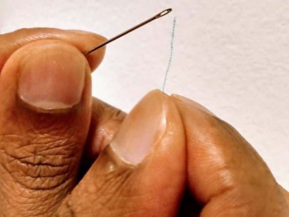 Come riparare un piccolo buco nei vestiti: passo 3, immagine 2 di 3