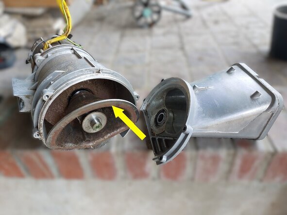 Démontage et entretien lame hélicoïdale Bosch AXT 1600 HP, Retirer l'entonnoir: étape 8, image 1 de 3