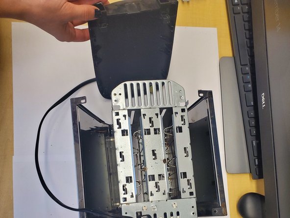 Toaster Teardown, slide out back and front plastic covers: crwdns2935265:04crwdnd2935265:01crwdnd2935265:02crwdne2935265:0