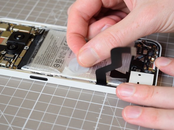 Nothing Phone (2a) Battery Replacement, Lift the battery out left side first: crwdns2935265:019crwdnd2935265:02crwdnd2935265:03crwdne2935265:0