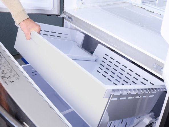 Samsung RF28T5001SR Refrigerator Evaporator Fan Replacement, Remove the freezer bins: crwdns2935265:03crwdnd2935265:02crwdnd2935265:03crwdne2935265:0