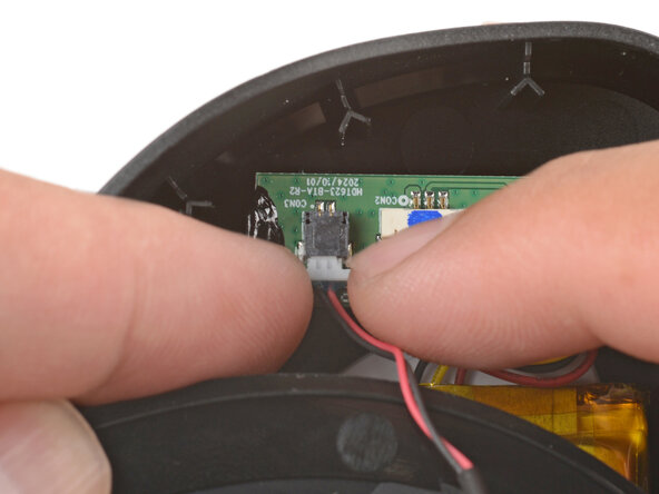 Logitech G522/A20 X Lightspeed Battery Replacement, Disconnect the speaker: crwdns2935265:08crwdnd2935265:01crwdnd2935265:03crwdne2935265:0