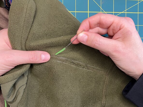 Herringbone Stitch on a Split Seam, Start the stitch: crwdns2935265:04crwdnd2935265:02crwdnd2935265:03crwdne2935265:0