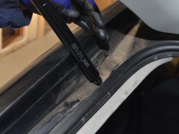 2005-2010 Scion tC Liftgate Support Strut Replacement: passo 4, imagem 2 %32