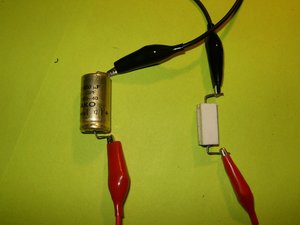 Testing a capacitor with a multimeter 