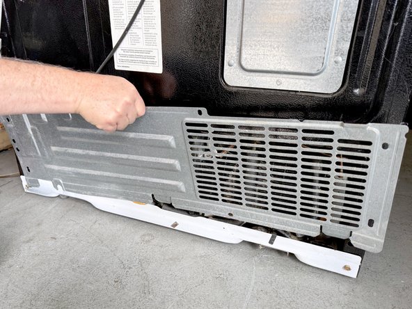 GE Refrigerator Rear Access Cover Removal, Remove the rear access cover: 手順 3、 3の画像 2