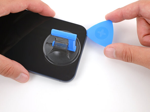 iPhone 17 Pro Battery Replacement, Separate the bottom edge adhesive: crwdns2935265:010crwdnd2935265:03crwdnd2935265:03crwdne2935265:0