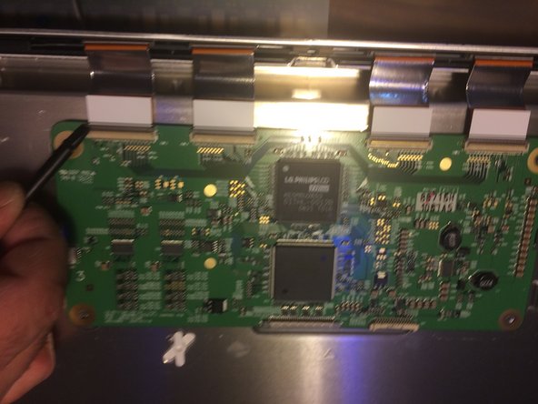 Apple Cinema HD Display 30" Teardown, décalez les connecteurs du driver: crwdns2935265:016crwdnd2935265:02crwdnd2935265:03crwdne2935265:0