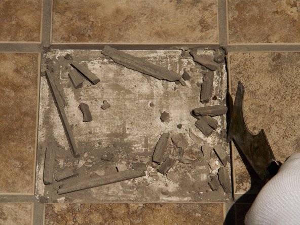 How to Replace Cracked Tile: passo 3, immagine 2 di 3