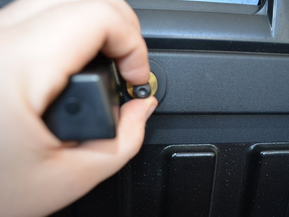 Tonneau Trifold Bed Cover Retention Pin Replacement: crwdns2935265:04crwdnd2935265:02crwdnd2935265:03crwdne2935265:0