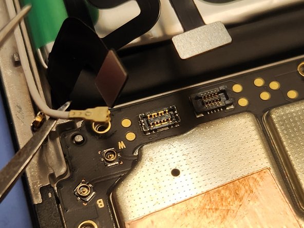 Revvl 6 Pro 5G Screen Replacement, Disconnect the Antenna: crwdns2935265:019crwdnd2935265:03crwdnd2935265:03crwdne2935265:0