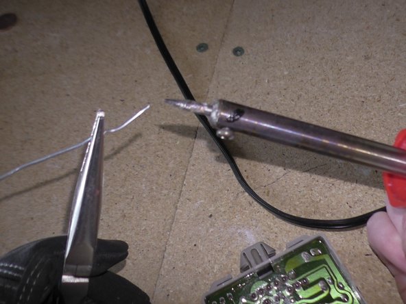 1997–2003 Lexus RX Lamp Failure Sensor Repair, Solder the Pin: crwdns2935265:012crwdnd2935265:02crwdnd2935265:03crwdne2935265:0