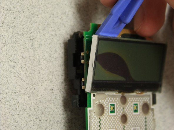 Snapfōn ezONE LCD Screen Replacement, Pry the screen back: crwdns2935265:08crwdnd2935265:02crwdnd2935265:03crwdne2935265:0