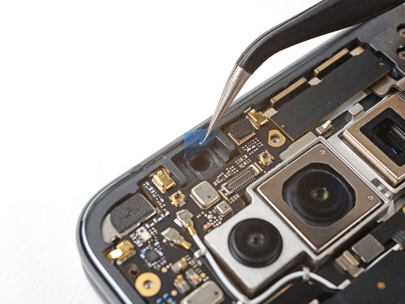 How to Apply New Base Front Camera Adhesive in Your Google Pixel Fold, Secure the camera: étape 3, image 1 de 3