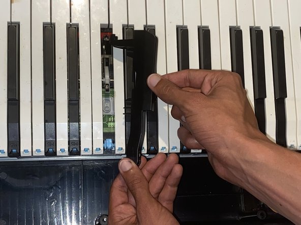 How to Fix Stuck Williams Allegro III Piano Keys: passo 3, immagine 3 di 3