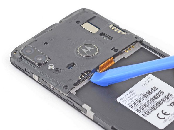 Motorola Moto E6 Plus Motherboard Replacement, Pry up the motherboard cover: crwdns2935265:010crwdnd2935265:03crwdnd2935265:03crwdne2935265:0