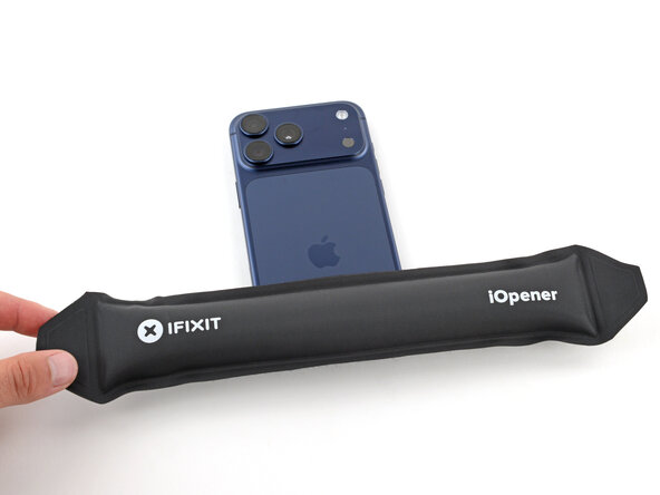 iPhone 17 Pro Back Glass Replacement, Heat the bottom edge: crwdns2935265:04crwdnd2935265:02crwdnd2935265:02crwdne2935265:0