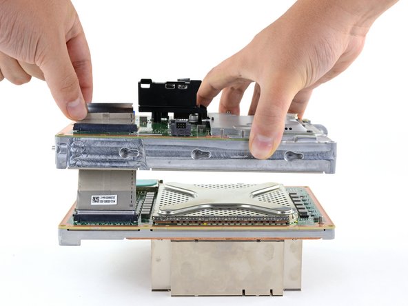 Changement ensemble carte mère et dissipateur thermique Xbox Series X, Retirer le châssis principal: étape 45, image 2 de 3