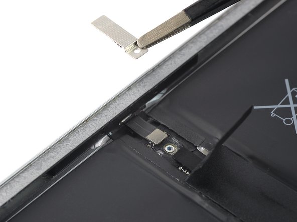 iPad Pro 12.9" 2nd Gen Battery Replacement, Remove the smart connector bracket: crwdns2935265:060crwdnd2935265:03crwdnd2935265:03crwdne2935265:0