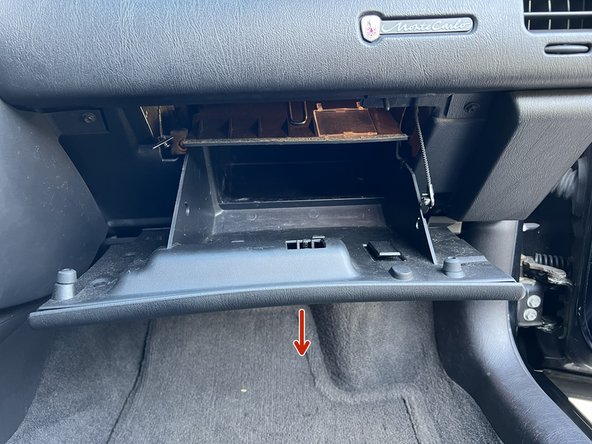 2000-2007 Chevrolet Monte Carlo Glove Compartment Door Removal, Door Removal: crwdns2935265:00crwdnd2935265:01crwdnd2935265:02crwdne2935265:0