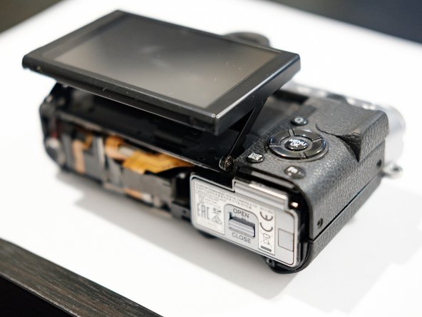 Fujifilm X-T10 top assembly removal, Remove the bottom cover: crwdns2935265:05crwdnd2935265:02crwdnd2935265:02crwdne2935265:0