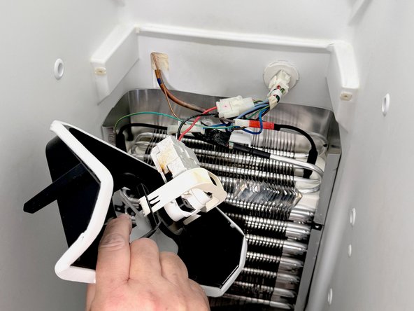 Frigidaire Side-By-Side Refrigerator Evaporator Fan Replacement, Reposition evaporator fan assembly: 17 단계, 이미지 2개 중 2개