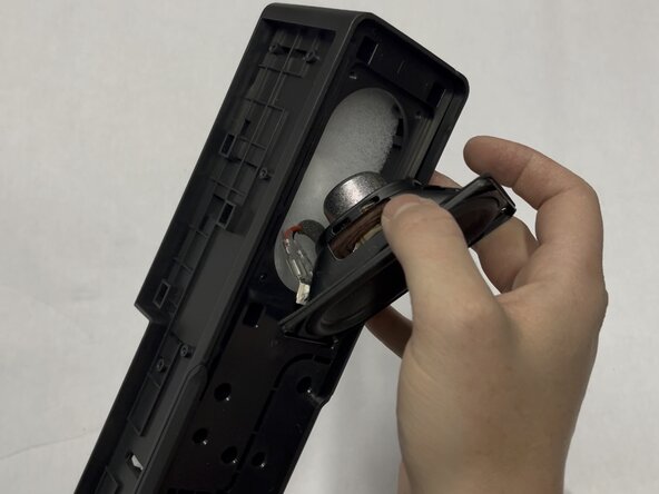 Razer Leviathan V2 X Disassembly Guide, Lift Speaker: crwdns2935265:04crwdnd2935265:01crwdnd2935265:02crwdne2935265:0