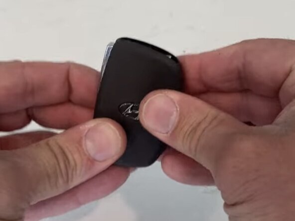 2015-2020 Hyundai Elantra Key Fob Battery Replacement: stap 4, afbeelding 2 van 2