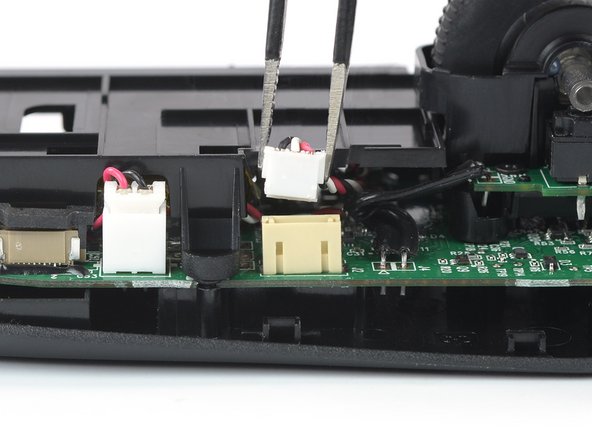 Logitech G703 Battery Replacement, Disconnect the battery: шаг 10, изображение 3 из 3