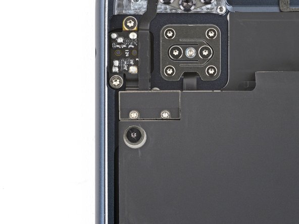 MacBook Air 2022 (M2) Screen Replacement, Disconnect the lid-angle sensor: crwdns2935265:024crwdnd2935265:02crwdnd2935265:02crwdne2935265:0