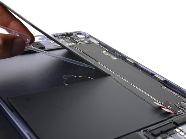 iPad Air (5. Generation) Akku tauschen, Kleber der Akkuplatine aufweichen: Schritt 32, Bild 2 von 3