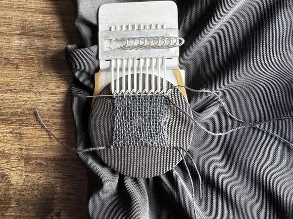 Woven Darning with a Speedy Weave, Finish the weft: crwdns2935265:012crwdnd2935265:02crwdnd2935265:03crwdne2935265:0