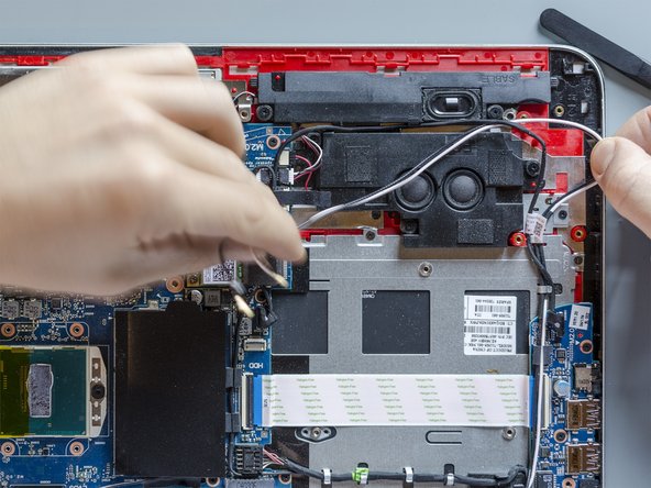 Upgrade the display panel and replace the display cable, Release the wireless antenna cables (1 of 2): stap 0, afbeelding 3 van 3