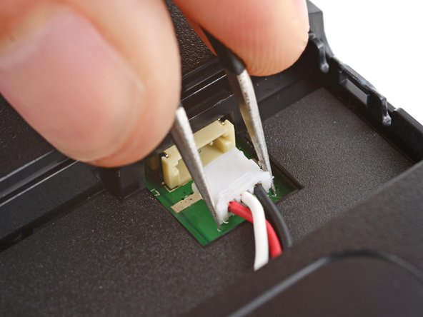 Logitech G915 TKL Battery Replacement, Disconnect the battery: crwdns2935265:07crwdnd2935265:02crwdnd2935265:02crwdne2935265:0