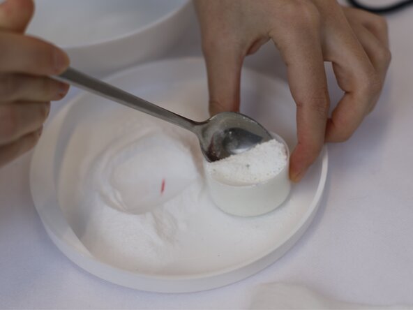 How to Clean Mesh Shoes, Prepare the Cleaning Solution: crwdns2935265:04crwdnd2935265:02crwdnd2935265:03crwdne2935265:0