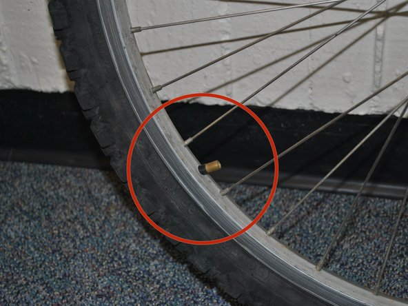 Comment remplacer une chambre à air de vélo crevée sur un Trek 800: étape 8, image 3 de 3