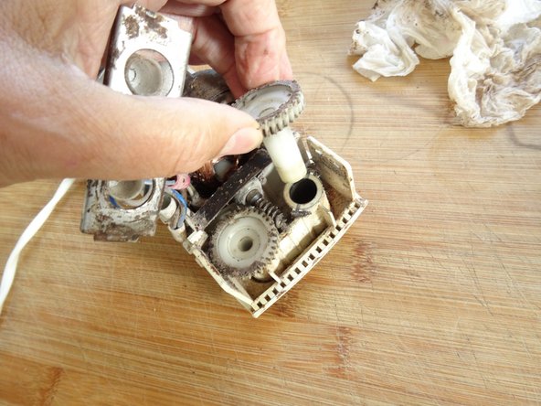 Replace Bosch MFQ1308 spur gear: step 6, image 1 of 2