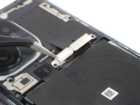 Mi 11 Screen Replacement, Remove the metal bracket: crwdns2935265:09crwdnd2935265:03crwdnd2935265:03crwdne2935265:0