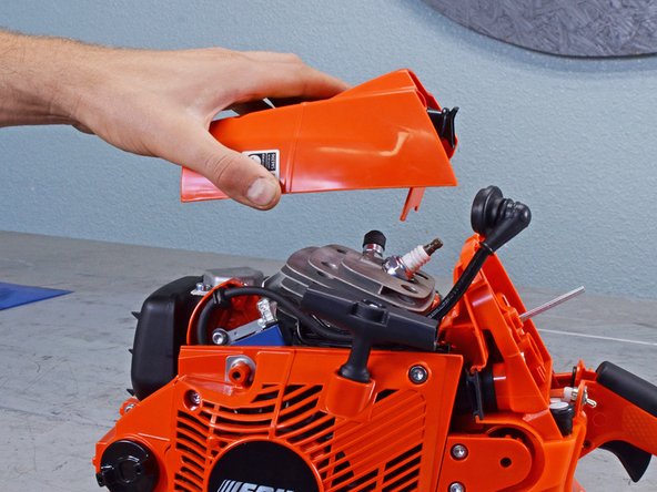 Echo Chain Saw CS590 2019 Carburetor Replacement, Remove the engine cover: crwdns2935265:014crwdnd2935265:03crwdnd2935265:03crwdne2935265:0