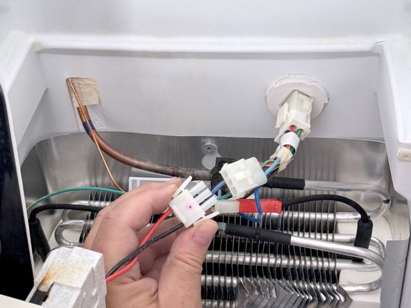 Frigidaire Side-By-Side Refrigerator Evaporator Fan Replacement, Disconnect evaporator fan: 18 단계, 이미지 3개 중 3개